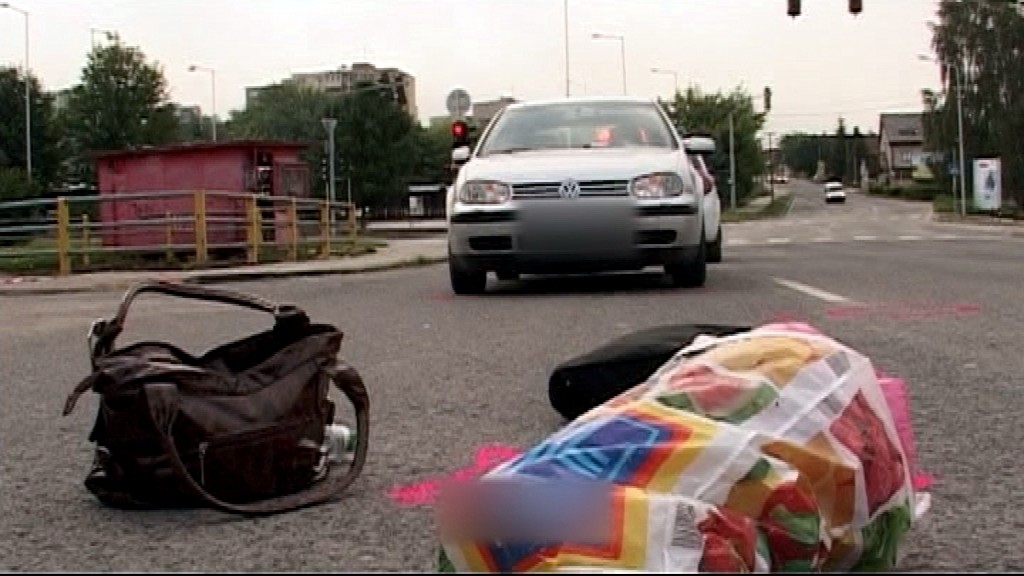 Rožňava_nehoda_rozbité auto_vpredu pohodené veci_konkrétny prípad